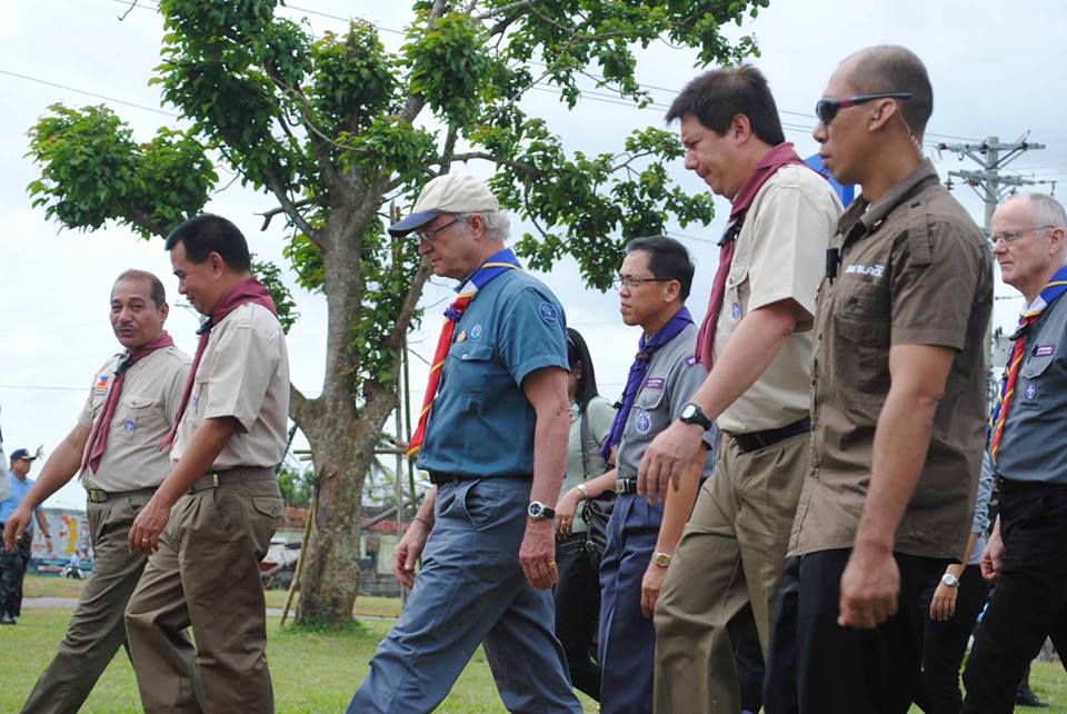 King Carl XVI Gustaf of Sweden gave his tribute to the local boy scouts during Yolanda during his January 26 visit in Tacloban City. In photo above, he was escorted by Leyte Gov. Leopoldo Petilla (left) and Tacloban City Mayor Alfred Romualdez at the Boy Scout Monument. (PHOTO BY: TOOTSIE CINCO MAYE