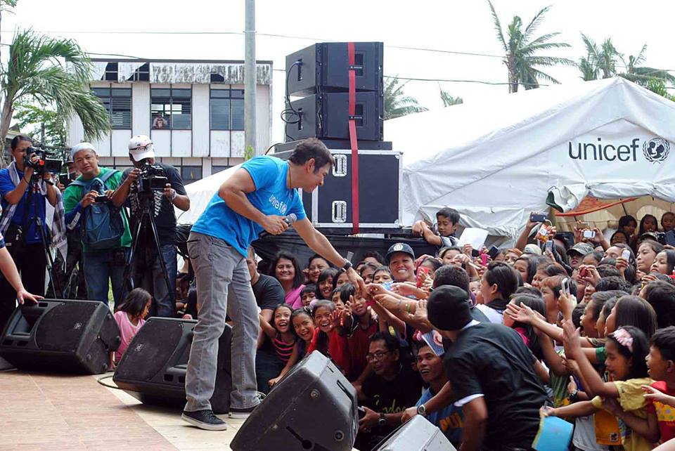 Popular singer Gary Valencia wows school children during his January 30 visit at Rizal Central School. The singer’s visit to Tacloban is part of his being an ambassador of the UNICEF (United Nation’s Children Educational Fund). (TOTEX ARCUENO)