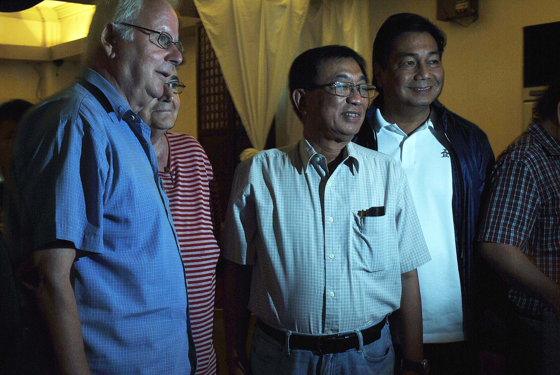 Health Secretary Enrique Ona (center) and  Javier, Leyte Mayor Leonardo “Sandy” Javier (right) together with two foreign donors during the signing of a memorandum of agreement for the repair of health facilities in the region damaged due to Yolanda.(RYAN GABRIEL “RANI” LLOSA ARCENAS)  