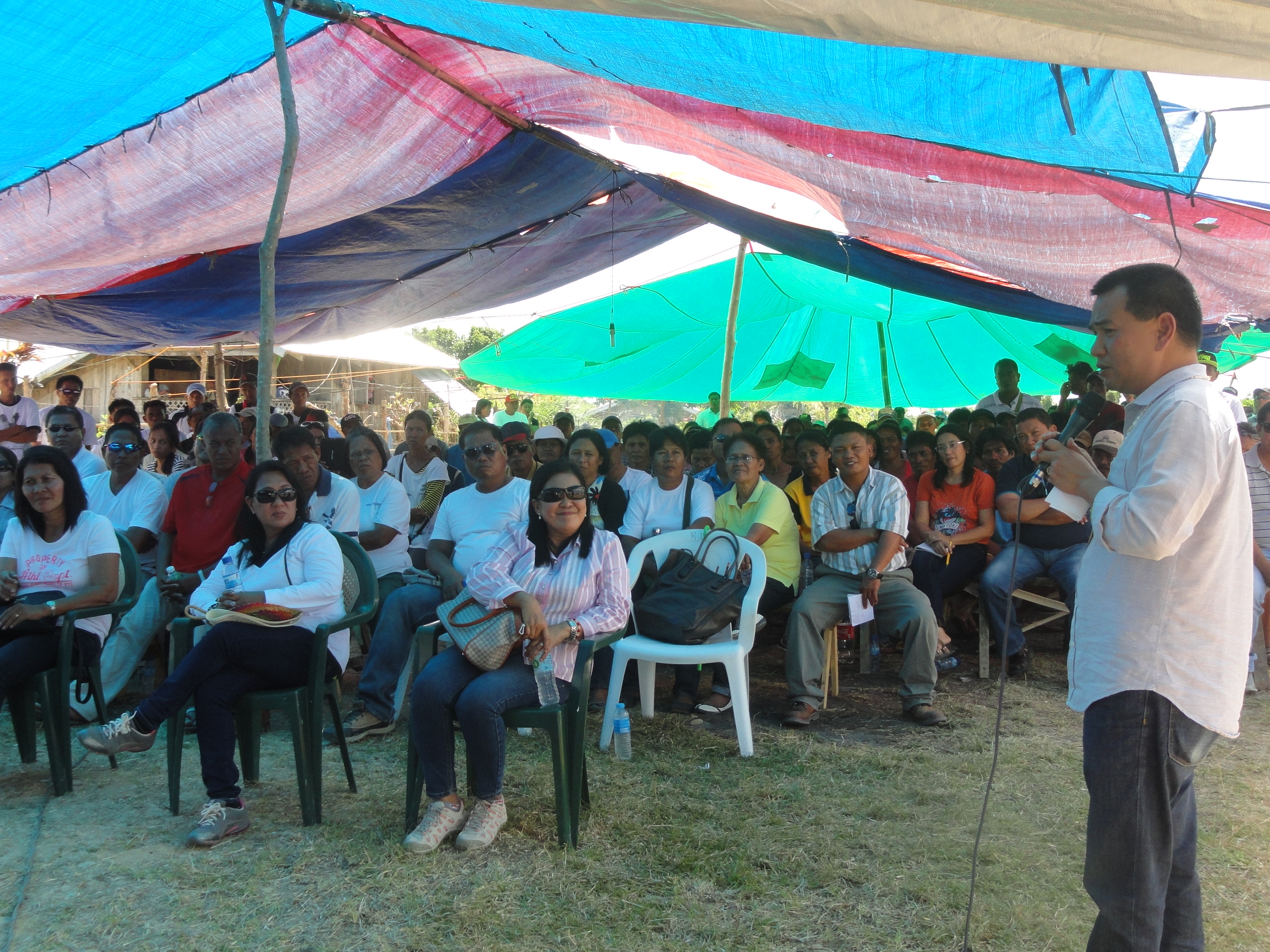 Leyte Governor Leopoldo Dominico Petilla gives his talks before farmers of Sitio Limiti, Brgy. Daja Daku, San Isidro town during the opening of the high value crops development, institutional development, market promotion and linkages training.         (GINA P.GEREZ)