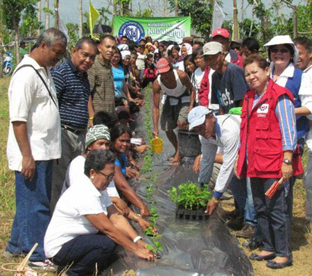 The SM farmers training program in Tanauan, Leyte participated by SM AVP for Livelihood Cristie Angeles, Harbest Agribusiness Corporation president Toto  Barcelona, DSWD Asst. Regional Director Virginia Idano, Leyte Provincial Agriculture Officer Rogelio Portula and Tanauan Muncipal Agriculture Officer Niceforo Liberato.(Photo Courtesy)