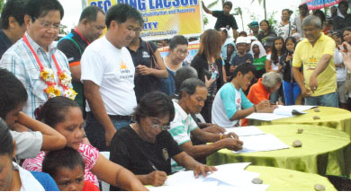 Rehabilitation czar Panfilo “Ping” Lacson (extreme left) witnessed the signing of an agreement by the 20 families who will occupy their permanent houses, destroyed by Yolanda, at the resettlement site in Brgy. Pago, Tanauan last April 12. Also present during the agreement signing were Tanauan Mayor Pelagio “Pel” Tecson, Jr. and Leyte Vice Gov. Carlo Loreto. (LITO A. BAGUNAS)