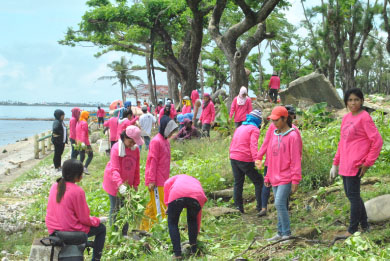 Students from different colleges in Tacloban City avails the cash-for-work initiated by the Department of Tourism with the cleaning of the city’s main parks and other recreation centers as their main place of work.(LITO A. BAGUNAS)  