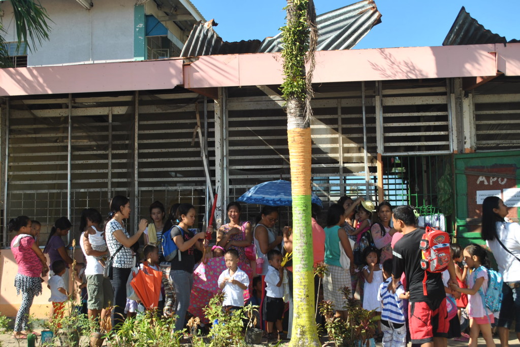 Parents accompanied their children who attended their first day of classes as shown above. Parents, still reeling from the aftermath of Yolanda, are still at loss whether they could really afford to end their children to school.  (LITO A. BAGUNAS)