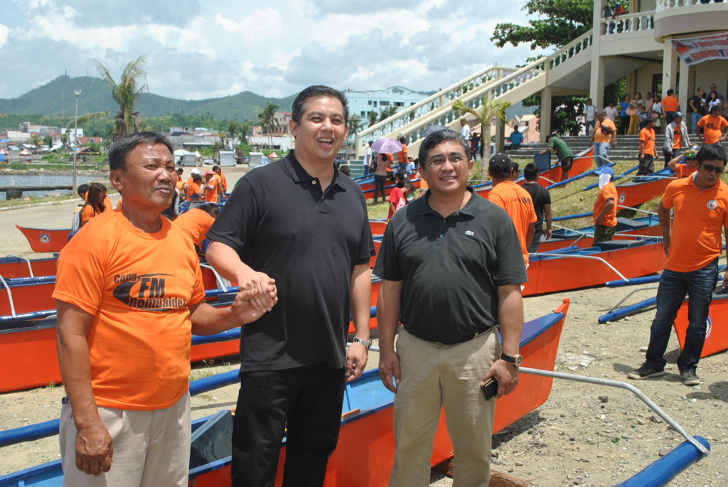 A new fishing to start a new life. Thus the message of Leyte Rep. Ferdinand Martin “FM” Romualdez (center) during the turn over of 20 pumps boats to fishermen coming from Tacloban and towns in the first congressional district. The pump boats were donated by Sen. Joseph Victor “JV” Ejercito. (LITO A. BAGUNAS)