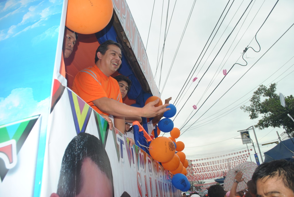 Leyte Representative Ferdinand Martin “FM” Romualdez good naturedly throws apples and some goodies to the throng of people who watched the Sangyaw Festival on June 29 in the streets of Tacloban. Tacloban marked its 125th annual fiesta on June 30 this year.(LITO A. BAGUNAS)