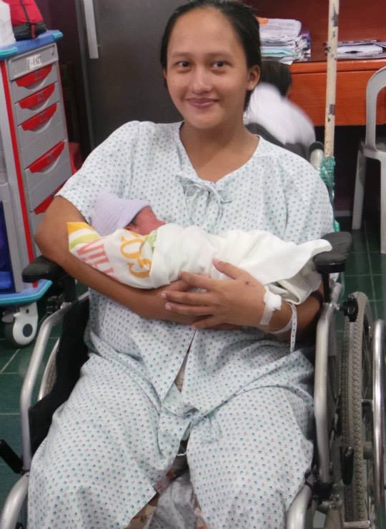Proud mother Glea Denise Ragasa holds her baby Rian, dearly, who was declared as Eastern Visayas contender for the search of the 100th million Pinoy. Baby Rian was born at the Eastern Visayas Regional Medical Center in Tacloban on July 20 at 12:38 a.m.              (REYAN ARINTO)