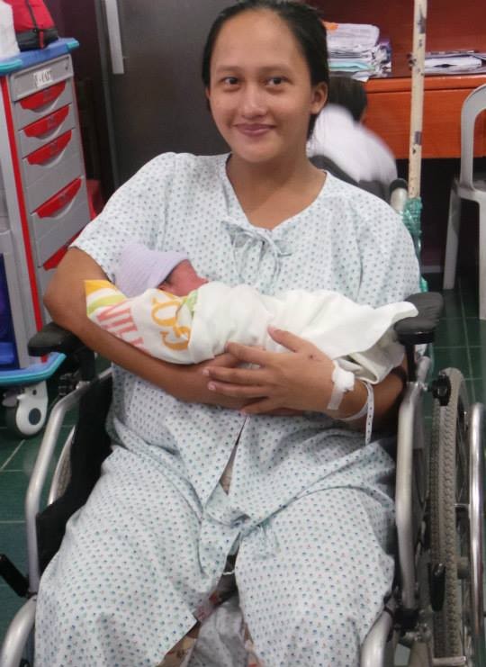 Proud mother Glea Denise Ragasa holds her baby Rian, dearly, who was declared as Eastern Visayas contender for the search of the 100th million Pinoy. Baby Rian was born at the Eastern Visayas Regional Medical Center in Tacloban on July 20 at 12:38 a.m. (REYAN ARINTO)
