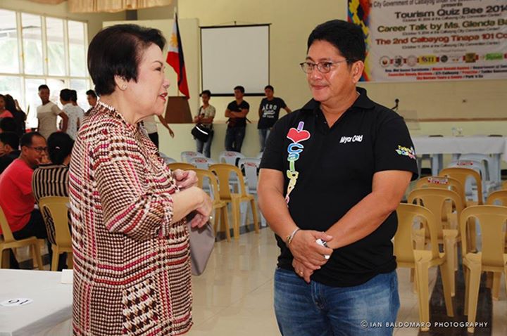 Calbayog City Mayor Ronaldo Aquino in an animated discussion with one of the country’s noted restaurteurs, Glenda Barretto, during the second tinapa cooking contest, part of the 66th Calbayog Charter Day Celebration .(RRR)