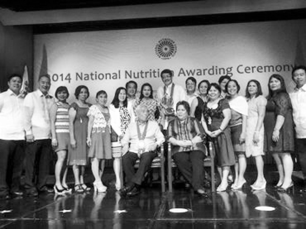 Maasin City Mayor Maloney Samaco leading his fellow officials and city workers during the awarding of Hall of Fame for Nutrition for his city in PICC-Manila on October 21, 2014. Photo courtesy of MA. ESSIE GARVEZ