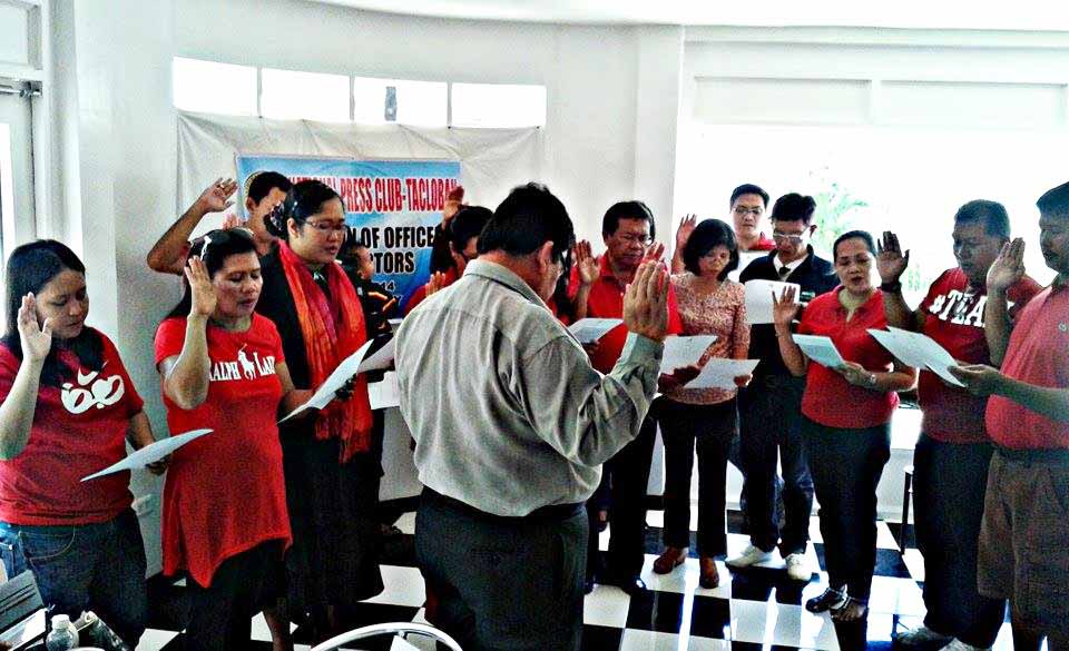 Members of quadmedia largely based in Tacloban City swear in a simple rites before RTC Judge Crisologo Bitas of Tacloban as officers and directors of the newly-formed National Press Club Tacloban Chapter. (By Eileen Ballesteros)