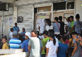 NO BIO, NO BOTO. With no biometrics data, more than 78,000 voters of the region were disqualified to cast their votes in this year’s polls. Photo shows voters of Tacloban meeting the deadline for their biometrics taken at the city Commission on Election office. (LITO A. BAGUNAS) 