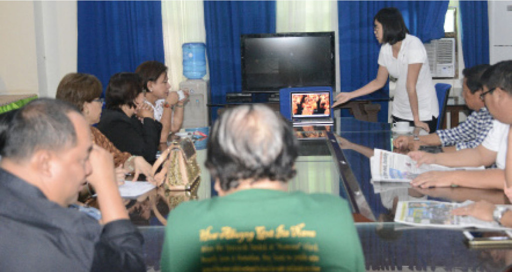 GOING INTERNATIONAL. The Buyogan Festival of Abuyog town in Leyte was invited to perform in this year’s World Culture Festival in India. The invite was personally made by Liew Siaw San of the  International Association for Human Values. Seen with Liew during her presentation were Leyte Vice Gov. Carlo Loreto and Abuyog Mayor Octavio Traya.   (LITO A. BAGUNAS)