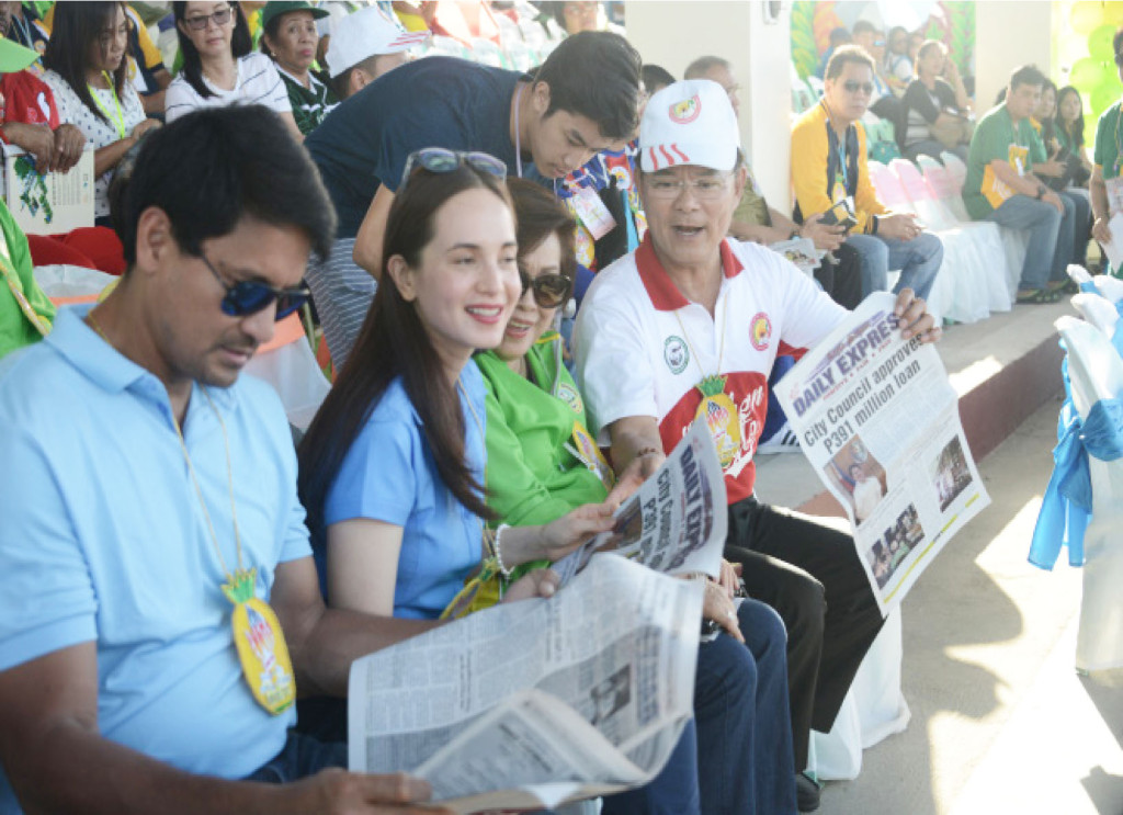 GETTING UPDATE. Southern Leyte Governor Roger Mercado together with Leyte Rep. Lucy Torres Gomez and husband, actor Richard Gomez, and Baybay City Mayor Carmen Cari shares a light moment while reading the Leyte Samar Daily Express during this year’s EVRAA Meet opening in Ormoc City last Jan.31.  (LITO A. BAGUNAS)