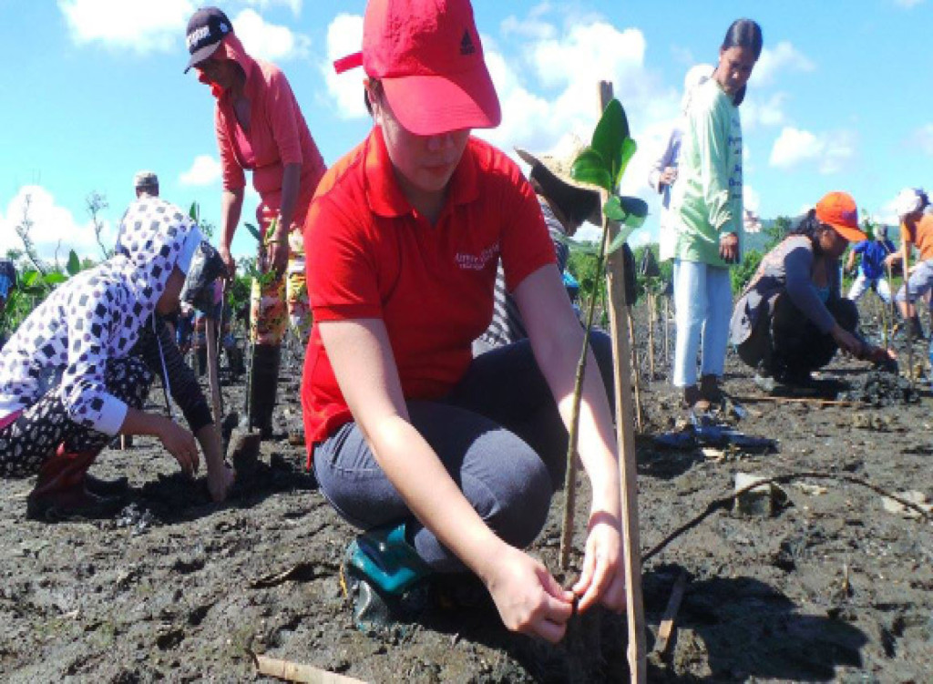 MANGROVES AGAINST STORM SURGE. Various groups planted mangrove seedlings along the coast of Barangay 83(Paraiso) in San Jose district, Tacloban Cuty as a natural barrier against possible storm surges. Among those who joined the mangrove planting were barangay chairman Jan Michael de Veyra; tourism officer Trina Dacuycuy; Yuikihiro Isahibashi, Chisaki Sato of OISCA International and Aimee Delgado Grafil, Tacloban City council candidate.(MEL CASPE,contributor)