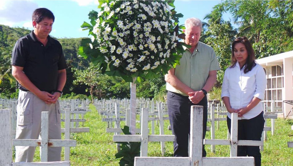 Former US Vice President Al Gore offered a silent prayer for the 2,200 people buried at the mass grave at the Holy Cross Memorial Park in Brgy. Basper who died due to supertyphoon “Yolanda.” He was joined by Tacloban City Mayor Alfred Romualdez and Sen. Loren Legarda.     (MEL CASPE)  