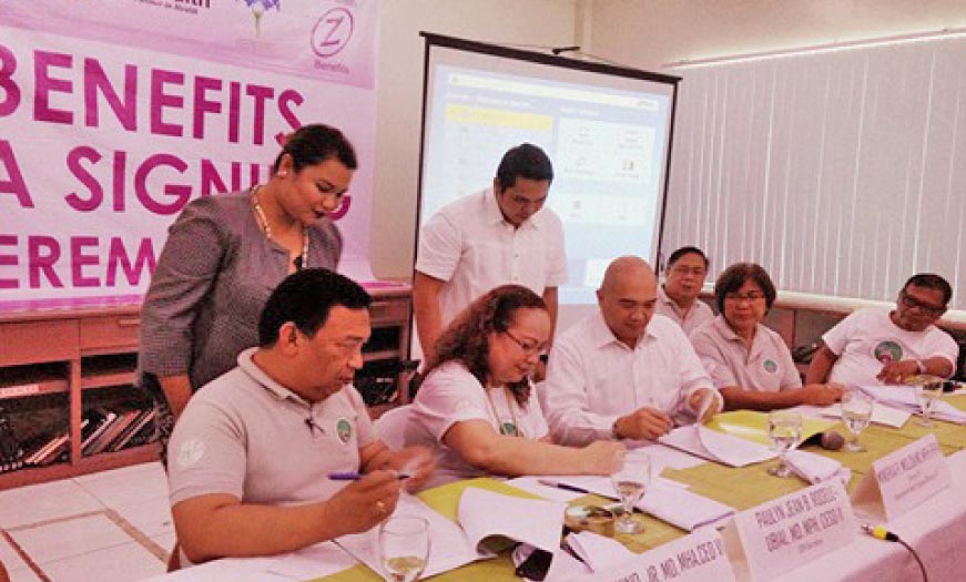 Health Secretary Paulyn Jean Ubial signs, on July 16, a memorandum of agreement with EVRMC chief of hospital, Dr. Gerardo Aquino, Jr (seated left) for the latter’s expanded coverage of diseases treated in said hospital. Philhealth Regional Vice President Walter Bacareza (seated, third from left) looks on. Story on page 2. (EILEEN BALLESTEROS)