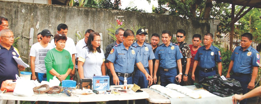 Police officials led by Leyte provincial director S/Supt. Franco Simborio and Albuera police chief, Chief Inspector Jovie Espenido present the 11 packs of shabu valued at P88 million discovered inside the house of Mayor Rolando Espinosa Sr.  Also seized were bomb parts and dozens of police uniforms.  (ROBERT DEJON)