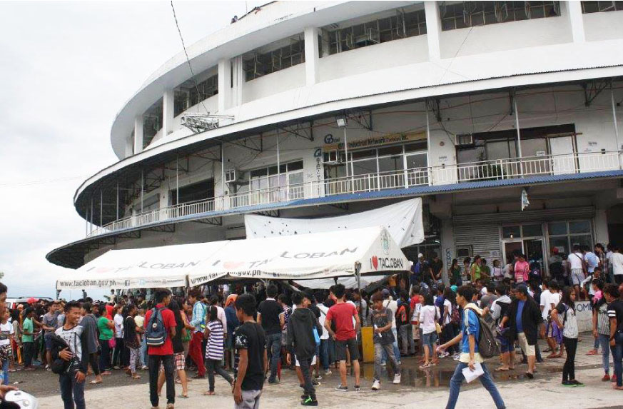 MAD RUSH. Thousands of would-be voters for the barangay and youth elections formed a long line before the city office of the Commission on Elections to beat the July 30 listing up registration. The country is to conduct barangay and SK elections this October.  (MEL CASPE)