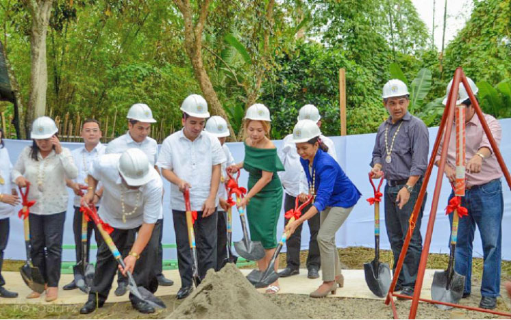 Mayor Stephany Uy-Tan and Pag-ibig Fund President and CEO Atty. Darlene Marie Berberabe break the ground in Brgy Payao which is the site of low-cost housing units funded by Pag-ibig. The site is an eight hectare land that will also house an evacuation center and Bahay Pag-asa for children in conflict with the law.