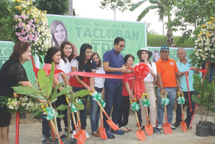 TACLOBAN TREE PLANTING and GROWING -The Sangguniang Panglungsod officials headed by Vice Mayor Sambo Yaokasin together with Councilors  Vangie Esperas, Elvie  Casal, Aimee Grafil (not in photo), Eden Pineda, Rachelle Pineda, Raissa Villasin and Jom Bagulaya all came to support Tacloban City Mayor Cristina Romualdez in her tree planting campaign.MEL CASPE