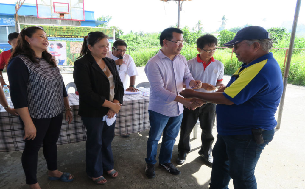 AID ASSISTANCE. Leyte Governor Leopoldo Dominico Petilla hand over financial assistance worth P1.62 million to farmers of Babatngon town to help them become more productive. The financial assistance is under the More Income in the Countryside (MIC) Rice program of the provincial government. Also present were Babatngon Mayor Ma.Fe Rondina, Vice Mayor Eleonor Bobares and Provincial Agriculturist Loreto Yu. (GINA P. GEREZ)    