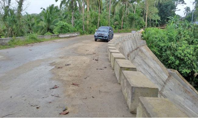 The rehabilitation of the Balugo-Imelda road in Tarangnan, Samar constructed with slope protection to prevent soil erosion was jointly funded by the LGU and Asian Development Bank thru the second phase of the Agrarian Reform Community Project (ARCP-II) of the Department of Agrarian Reform (DAR). (DANILO BAYANI)