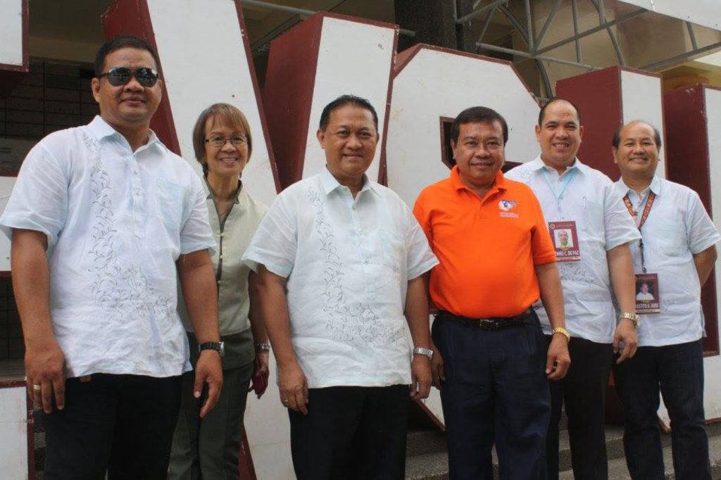 LSDE publisher and OSCA head Dalmacio “Massey” Grafil, president RC Leyte Gulf poses for posterity with the Eastern Visayas State University officials led by its president Dominador Aguirre, Jr. Dennis de Paz, vice president, academic affairs, Faustino Aure, dean of Students/Director, NSTP EVSU, (MEL CASPE)