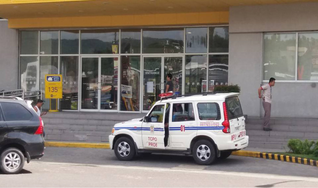 RED ALERT. Police authorities in Eastern Visayas are also in full red alert after the bombing incident in Davao City last Friday(Sept.2) that killed 14 people and injured 71 others. Photo shows a police car patrolling at one of Tacloban City’s shopping malls as part of the security measures.(JAZMIN BONIFACIO)   