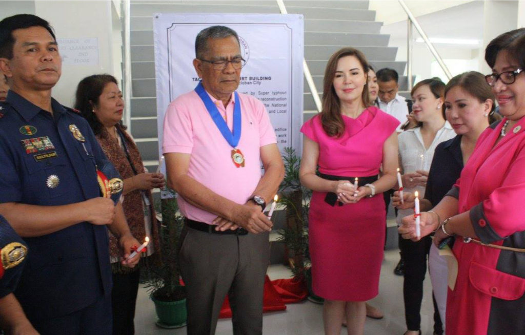 FUNDED by RAY. Interior Secretary Ismael Sueno led the inauguration of the two-storey building that will house two city courts and the Civil Registrar’s Office on Thursday. The construction of the building was funded by the national government under Recovery Assistance on Yolanda. Joining Sec. Sueno were Mayor Cristina Romualdez, Councilors Aimee Grafil and Eden Pineda, DILG Regional Director Maribel Secondencillo, PNP Director-8 Chief Supt.Elmer Beltejar, among others.   (MEL CASPE)