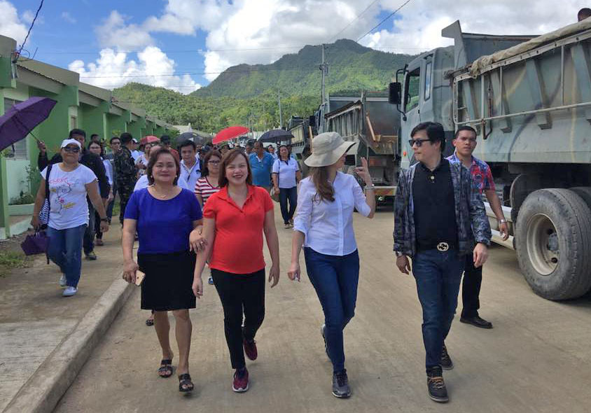 Tacloban City Mayor Cristina Romualdez joined Presidential Assistant for the Visayas, Sec. Michael Llloyd Dino, during Monday’s mass transfer of 280 families to their new homes in North Hill Arbours, Brgy. Santo Niño. With him are Mayor Cristina G. Romualdez councilors Aimee Grafil and Elvira Casal. (SANGKAY NI AIMEE)