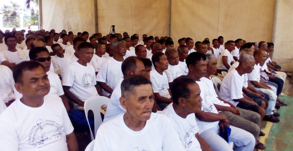 Victor Lagman, (left side on the second row) was among the 234 inmates, sentenced of various crimes like illegal drugs, who were released on Friday at the Abuyog Penal Colony in Leyte, due to good behavior and for not escaping during the onslaught of super typhoon Yolanda. (JOEY A. GABIETA) 