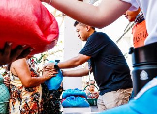Gov. Evardone visits typhoon-hit island villages in Guiuan, pledges more aid