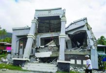 Massive 7.8 quake hits Southern Philippines, leaving 4 dead and hundreds injured