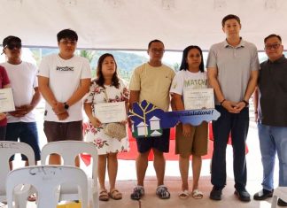 Families of 3 Tacloban school shooting victims receive homes from government